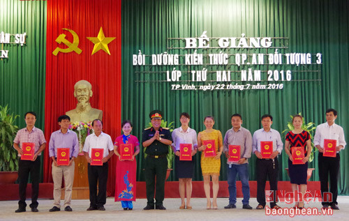 Đại tá Nguyễn Văn Bình - Hiệu trưởng nhà trường trao Chứng nhận hoàn thành khóa bồi dưỡng quốc phòng và an ninh cho các học viên