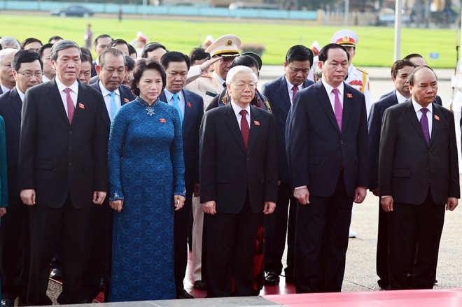 Cùng đoàn lãnh đạo cấp cao của Đảng và Nhà nước, bà vào viếng lăng Chủ tịch Hồ Chí Minh trước phiên khai mạc kỳ họp đầu tiên của Quốc hội khóa XIV.