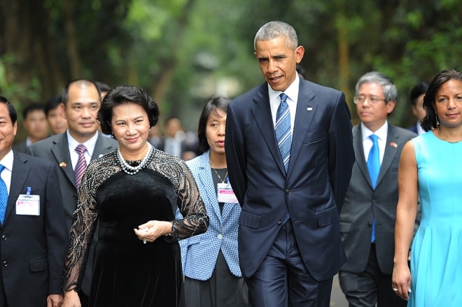 Lần đầu tiên, Chủ tịch Quốc hội Việt Nam tiếp Tổng thống Mỹ Obama, dẫn ông đi thăm nhà sàn Hồ Chủ tịch hồi tháng 5.