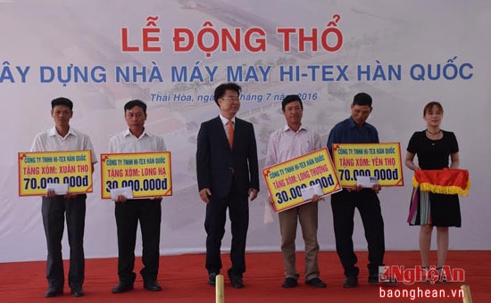 Đại diện nhà máy tặng quà cho người dân địa phương.
