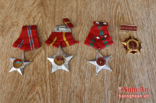 Những tấm huân chương trong kháng chiến mà ông Anh được trao tặng.