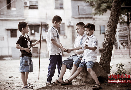 Những đứa trẻ nhà tầng Quang Trung bây giờ. Ảnh: Thành Cường