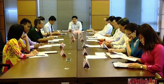   Đoàn đại b iểu Quốc hội tỉnh Nghệ An thảo luận tại tổ.