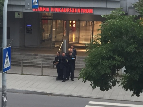 Cảnh sát có vũ trang tại trung tâm mua sắm Olympia ở Munich, Đức. Ảnh:Gutjar/Twitter
