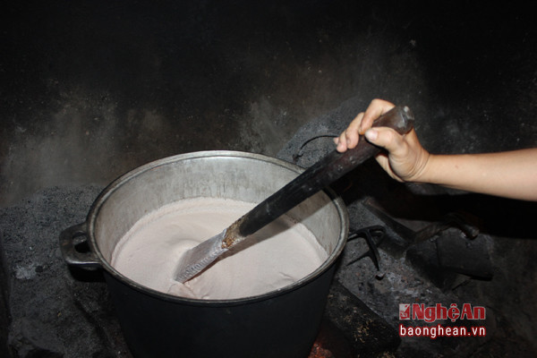 Nước vôi trong sôi, ngay lập tức phải đổ bột gạo vào. Trong lúc đổ, phải thật nhanh chóng nếu không bột sẽ bị vón cục lại, khi ra bánh sẽ ăn bị sần.