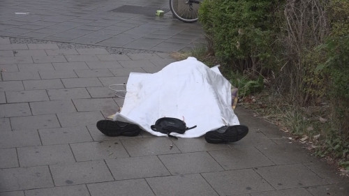 Một thi thể nằm trên mặt đất sau vụ xả súng ở Munich. Ảnh: Reuters