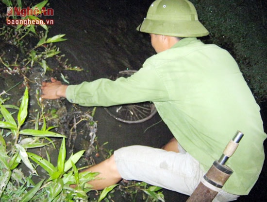 Công cuộc tìm kiếm bắt đầu khi đã chuẩn bị vật dụng thiết yếu như đèn pin, túi buộc ngang hông và dao để sẵn sàng cho buổi “săn mồi”. Người đi soi nhái, chỉ cần nghe thấy tiếng kêu ấy, xác định chính xác vị trí con mồi rồi bật đèn pin và nhanh tay chụp lấy chú nhái đang ẩn mình bên bờ suối.