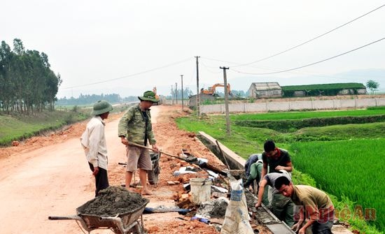 Làm đường giao thông nông thôn ở Nam Anh ( Nam Đàn)
