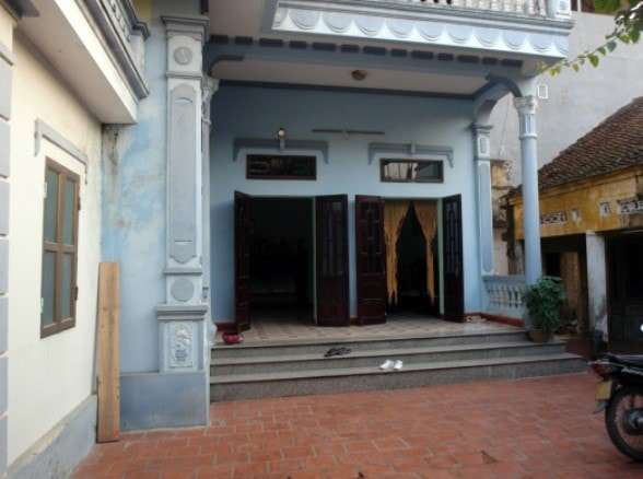 Thieu nu 17 tuoi bi ban trai nem tu tang 2 xuong dat hinh anh 2