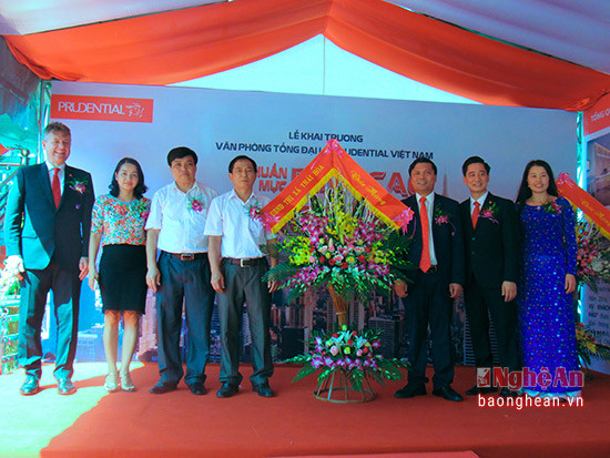 Ban lãnh đạo Prudential cùng chính quyền địa phương Thị xã Thái Hòa có mặt tại Lễ khai trường