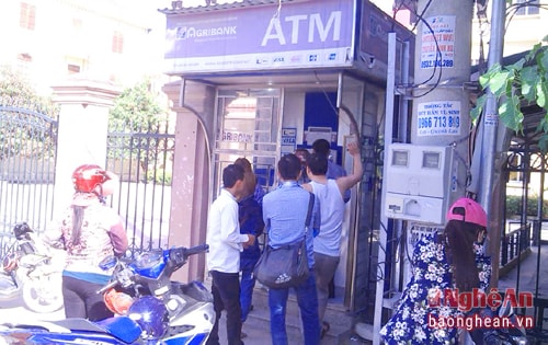 Người dân xếp hàng tại cây ATM Ngân hàng Nông nghiệp.