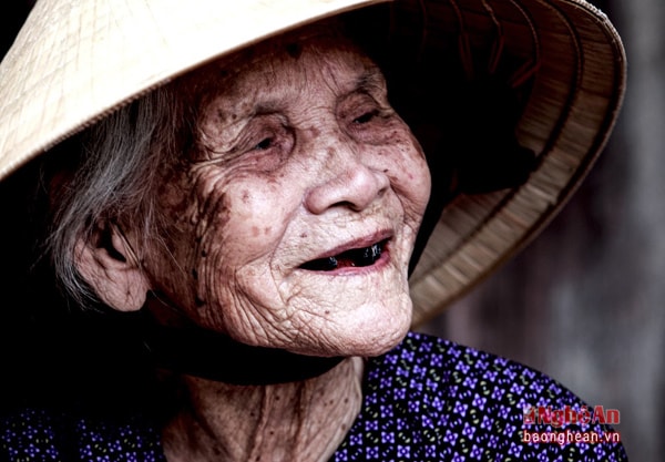 Mẹ Việt Nam Anh hùng  Đặng Thị Hài, xóm Yên Bình, Hưng Đông, TP.Vinh (105 tuổi)