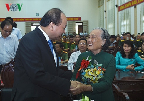 Thủ thướng Nguyễn Xuân Phúc thăm hỏi động viên đại diện các gia đình chính sách