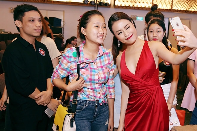 Cô chụp selfie cùng fan. Trong tháng 8, Hoàng Thùy Linh ra mắt MV mới nhân sinh nhật.