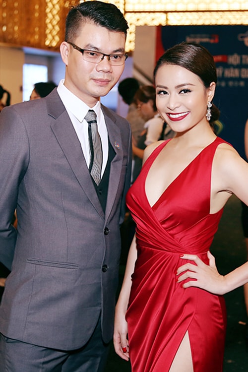 Nữ ca sĩ giao lưu với các khách mời của sự kiện.