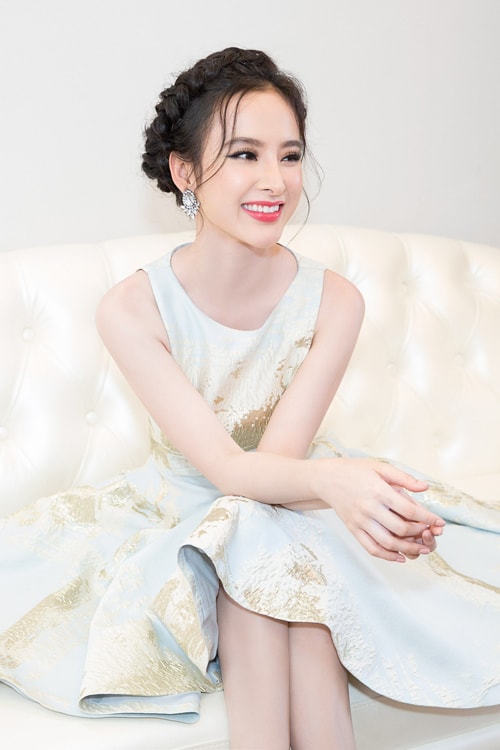 Angela Phương Trinh phối trang phục với khuyên tai đính đá bản lớn đồng thời tết tóc vương miện để tôn lên vẻ đài các. Kiểu tóc tết vương miện đang là mốt được nhiều ngôi sao Hollywood ưa chuộng như: Rossum, Rachel McAdams, Katy Perry, Jessica Alba, Madeline Carroll...