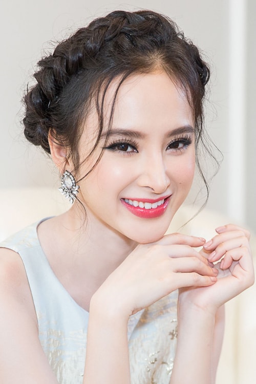 Lịch làm việc dày đặc, phải di chuyển liên tục nhưng nữ diễn viên vẫn giữ được nét rạng rỡ.