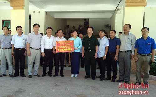 tặng 50 triệu đồng cho các gia đình có công với cách mạng nhân ngày thương binh liệt sỹ 27/7 ở huyện Anh Sơn