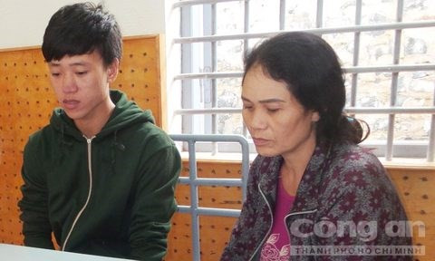 Hai mẹ con đối tượng Cao Thị Phương và Phan Duy Hằng Ry khai nhận tại cơ quan Công an