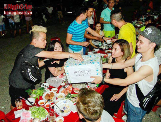 Thành viên các câu lạc bộ All Star C3, AutoFun Nghệ An, FC Cửa Lò tổ chức quyên góp ủng hộ thương- bệnh binh nhân dịp ngày 27/7.
