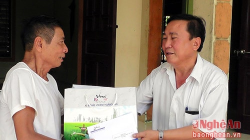 Lãnh đaoh công ty xi măng Hoàng Mai trao quà cho ông Phan Văn Từ bị nhiễm chất độc gia cam tại xaxKhanhs Thành