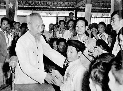 Bác Hồ thăm hỏi chiến sĩ thi đua Phạm Trung Pôn bị mù hai mắt nhưng đã có sáng kiến cải tiến nông cụ.