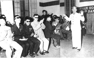 Bác Hồ thăm các thương binh tại trại điều dưỡng thương binh nặng