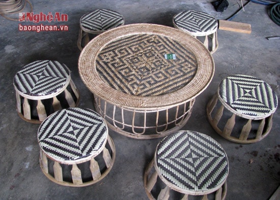 Bộ mâm ăn của đồng bào gồm có chiếc mâm và những chiếc ghế bằng mây.
