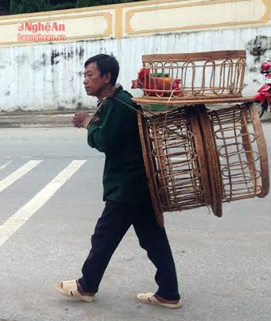Nhiều người dân bản còn sống chủ yếu vào nghề đan lát. Đặc biệt đồng bào Khơ Mú có kỹ năng đan tinh xảo nhất.