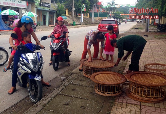 Những chiếc mâm được bày bán ở các chợ vùng cao, vào các hội chợ hay thỉnh thoảng bắt gặp ở vỉa hè của các phố huyện miền núi.