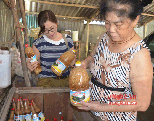 Tương thành phẩm của hộ gia đình bà Nguyễn Thị Tỵ mang nhãn hiệu Tương Nam Đàn.