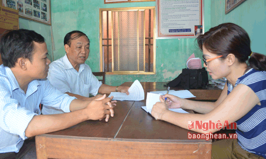 Trưởng làng nghề tương truyền thống Nam Đàn, ông Phạm Hải Đường và Phó Trưởng phòng KT-HT Nam Đàn Lê Văn Sỹ trao đổi cùng phóng viên Báo Nghệ An.