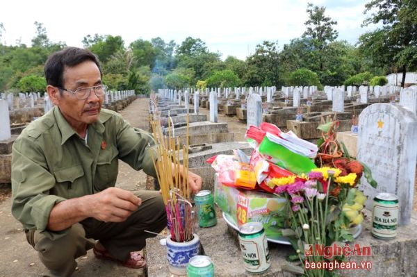 Có những cựu chiến binh vượt đường xa hàng trăm cây số để tìm đến với đồng đội. Ông Lê Văn Bằng quê ở xã Hoàng Trường huyện Hoàng Hóa (Thanh Hóa) nghẹn nghào thắp hương cho đồng đội của mình là liệt sỹ Nguyễn Minh Đạt hy sinh ngày 19/11/1970 tại chiến trường Lào.