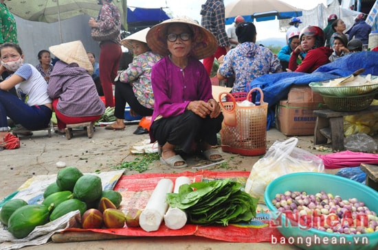 Một góc chợ chiều. Nghe kể rằng, trước đây Quỳ Hợp chỉ có một khu chợ trung tâm phía dưới thị trấn. Nhưng bà con các xã với những sản vật núi rừng