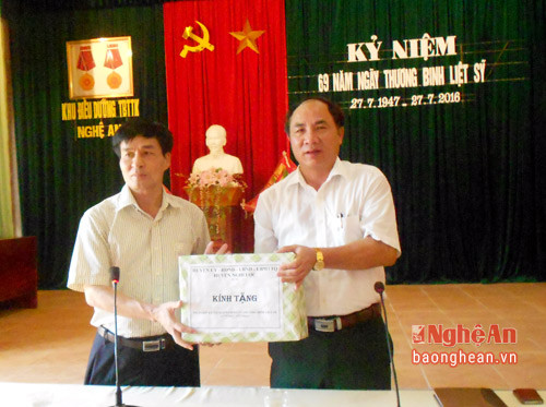 Đồng chí Phan Sỹ Dương - Tỉnh ủy viên, Bí thư Huyện ủy Nghi Lộc thăm, tặng quà thương bệnh binh, cán bộ nhân viên Khu điều dưỡng thương binh tâm thần kinh Nghệ An.