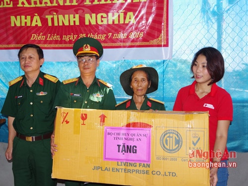 Bộ CHQS tỉnh và Hội chữ thập đỏ tỉnh tặng qua chúc mừng gia đình bà Nguyễn Thị Vượng