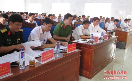 Các đại biểu tham gia kỳ họp.