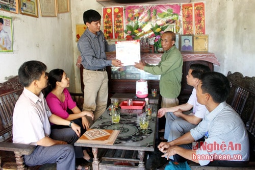 Đại diện công đoàn cơ quan Huyện trao quà cho ông Đặng Văn Hữu