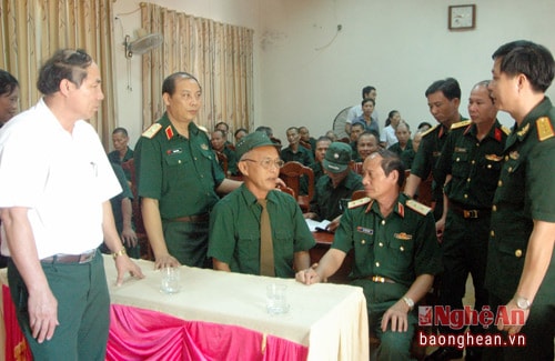 Trung tướng Võ Văn Việt, Chính ủy Quân khu 4 tặng quà cho thương binh tại Trung tâm điều dưỡng thương, bệnh binh.