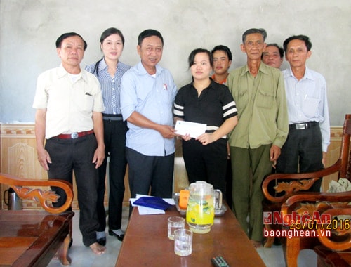 Đoàn đã ân cần thăm hỏi sức khoẻ các nạn nhân chất độc da cam