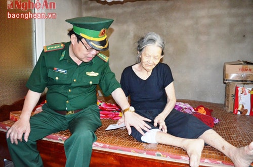 Bộ chỉ huy BĐBP Nghệ An thăm hỏi mẹ Việt Nam anh hùng Nguyễn Thị Ba, xã Diễn Trung, huyện Diễn Châu