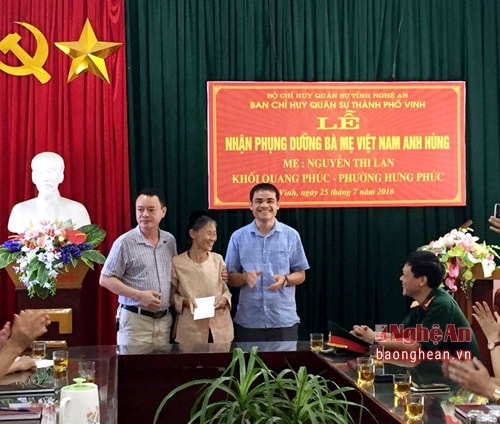 lễ nhận phụng dưỡng mẹ Việt nam anh hùng Nguyễn Thị Lan. 