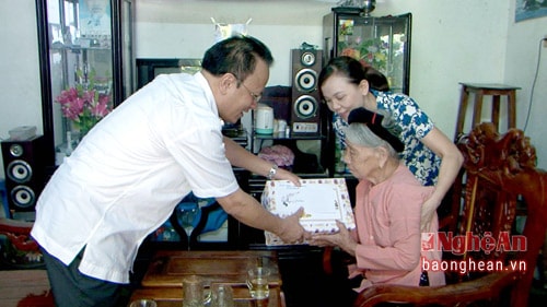  Lãnh đạo TX Cửa Lò đi thăm hỏi, tặng quà các đối tượng chính sách, Mẹ Việt Nam anh hùng.