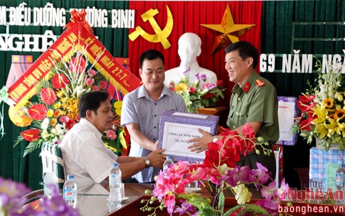 Đại tá Lê Khắc Thuyết - Phó Giám đốc Công an tỉnh trao quà tại Trung tâm điều dưỡng thương bệnh binh