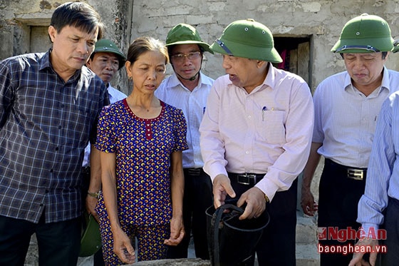 Đồng chí Chủ tịch UBND tỉnh hỏi hạn tình hình nước sinh hoạt của gia đình bà Nguyễn Thị Duyên, xóm 9, xã Hưng Yên Nam, Hưng Nguyên.