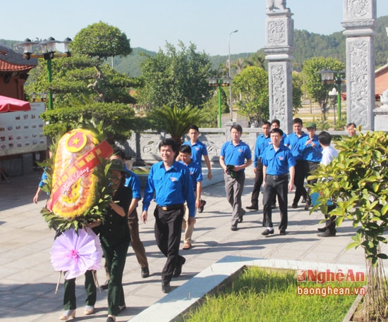 Tiếp đó, đoàn đến dâng hương dâng hoa tại Khu di tích lịch sử Truông Bồn, tại xã Mỹ Sơn, huyện Đô Lương.