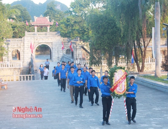 Đoàn dâng hương dâng hoa tại Nghĩa trang liệt sỹ Việt Lào (huyện Anh Sơn). ây là nơi an nghỉ của hơn 1 vạn liệt sỹ quân tình nguyện, chuyên gia Việt Nam đã hy sinh khi thực hiện nghĩa vụ quốc tế cao cả ở nước bạn Lào, vì độc lập, hòa bình của hai nước Việt – Lào anh em.