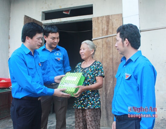 Tiếp đó, đoàn đã đến thăm hỏi, tặng quà cho cựu thanh niên xung phong thời kỳ chống Mỹ cứu nước Nguyễn Thị Hiệt (xã Phúc Sơn, huyện Anh Sơn). 