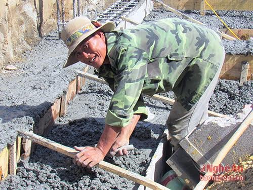 Anh Nguyễn Văn Trung (Hưng Yên Nam) là thợ làm móng gần 10 năm nay, công việc tuy vất vả nhưng mỗi tháng, việc làm móng cho anh thu nhập khoảng 6 triệu đồng.