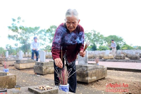 Những thân nhân liệt lỹ cũng hội tụ về nghĩa trang trong những ngày đặc biệt này. Bà Vũ Thị Đông ở huyện Mỹ Hà (Hà Nội) lặn lội vào Nghệ An từ sáng sớm để mong được nhìn thấy phần mộ của em trai là liệt sỹ Vũ Minh Đấu hy sinh năm 1968.